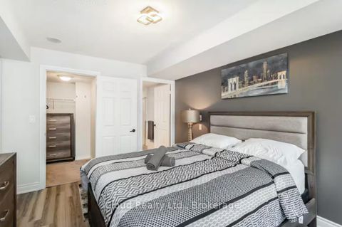 Photo 14 at 933 - 3888 Duke Of York Boulevard, City Centre, Mississauga
