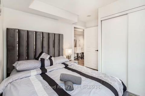 Photo 18 at 933 - 3888 Duke Of York Boulevard, City Centre, Mississauga