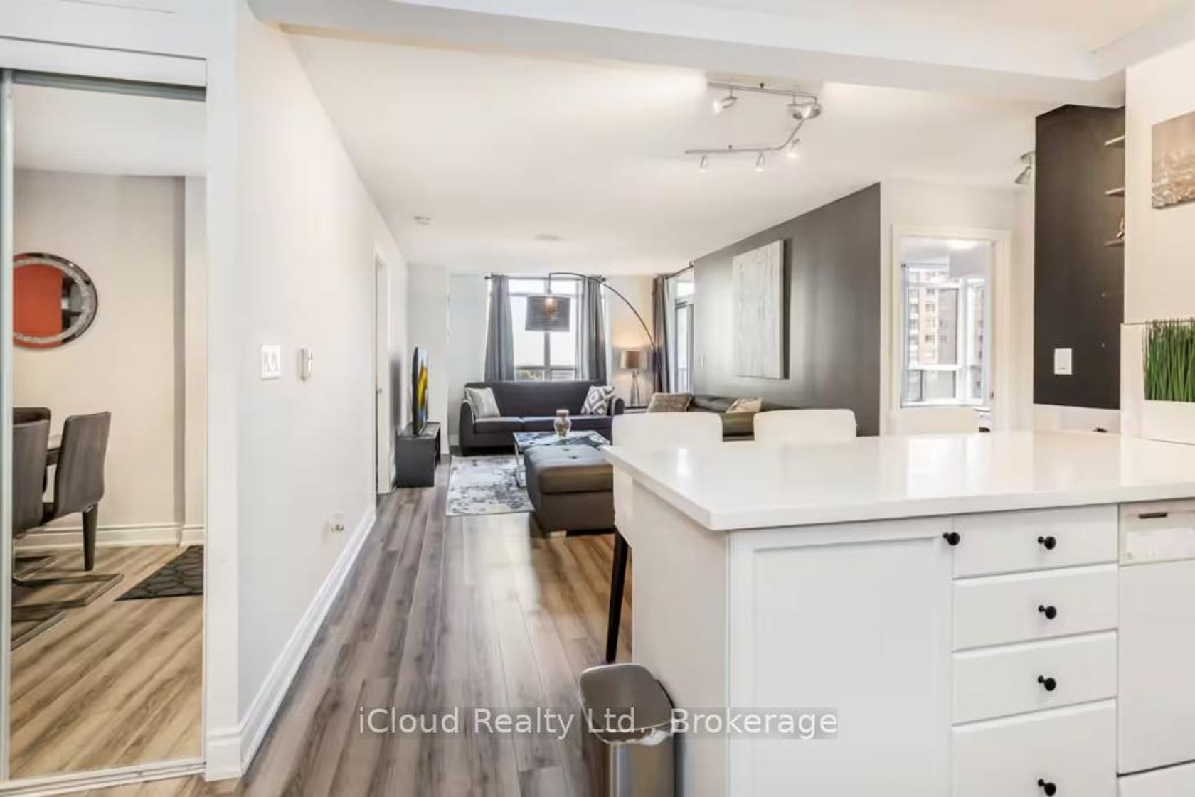 933 - 3888 Duke Of York Boulevard, City Centre, Mississauga by Loree Meneguzzi Real Estate 933 - 3888 Duke Of York Boulevard, City Centre, Mississauga