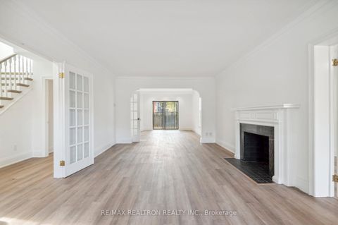 Photo 4 at 6 Woodvale Crescent, East York, Toronto