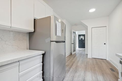 Photo 11 at 6 Woodvale Crescent, East York, Toronto