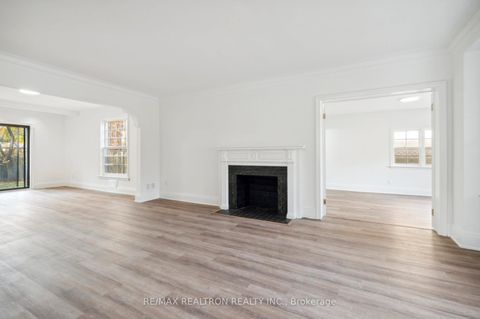 Photo 13 at 6 Woodvale Crescent, East York, Toronto