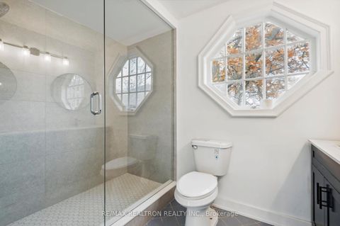 Photo 15 at 6 Woodvale Crescent, East York, Toronto