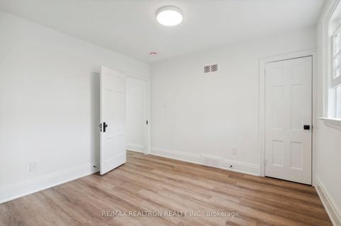 Photo 16 at 6 Woodvale Crescent, East York, Toronto