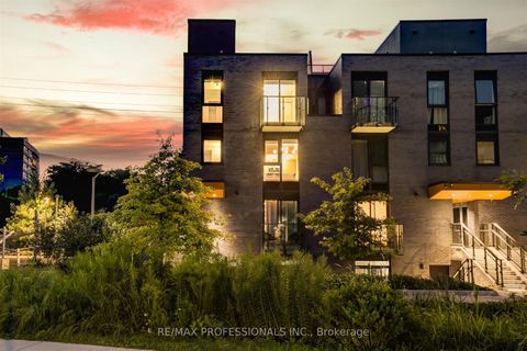 Photo 4 at TH3 - 10 Brin Drive, Humber Valley, Toronto