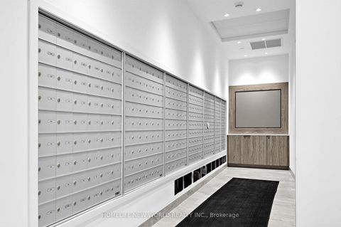 Photo 4 at 933 - 2 David Eyer Road, Rural Richmond Hill, Richmond Hill