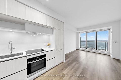 Photo 7 at 933 - 2 David Eyer Road, Rural Richmond Hill, Richmond Hill