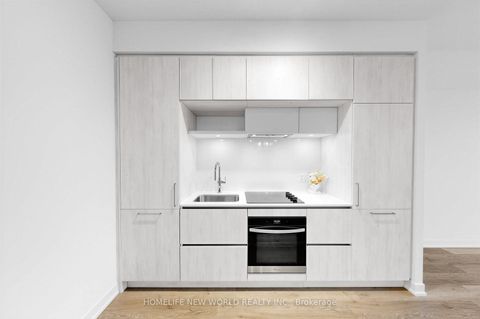 Photo 8 at 933 - 2 David Eyer Road, Rural Richmond Hill, Richmond Hill