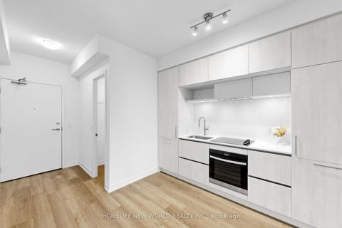 Photo 10 at 933 - 2 David Eyer Road, Rural Richmond Hill, Richmond Hill