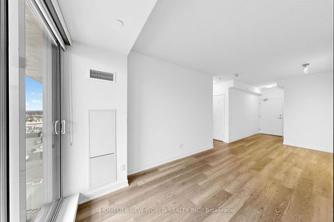 Photo 12 at 933 - 2 David Eyer Road, Rural Richmond Hill, Richmond Hill