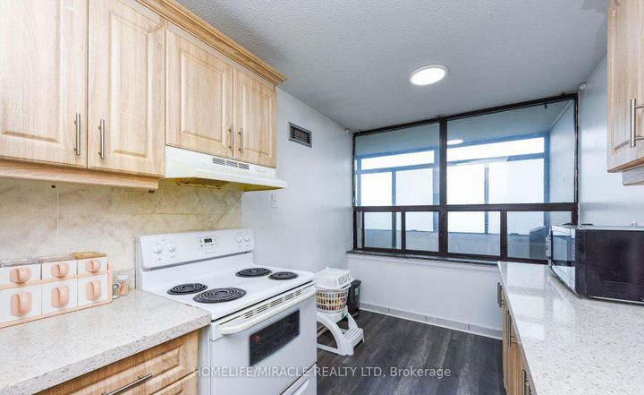 Photo 5 at 2005 - 18 Knightsbridge Road, Queen Street Corridor, Brampton