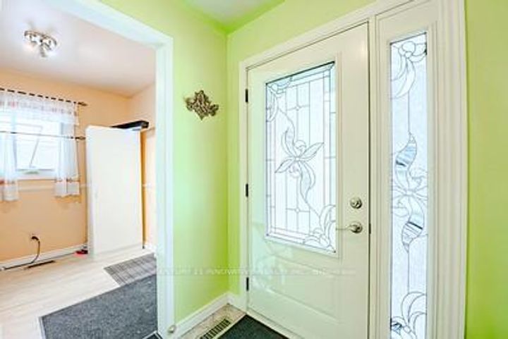 Photo 3 at 70 Somerset Drive, Heart Lake West, Brampton