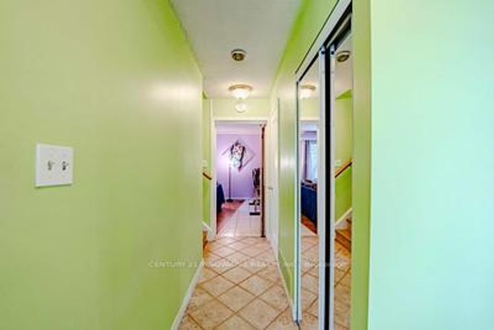 Photo 4 at 70 Somerset Drive, Heart Lake West, Brampton