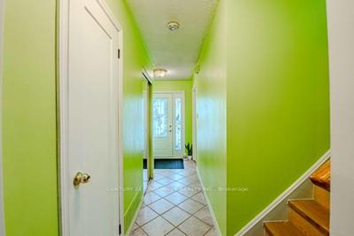 Photo 5 at 70 Somerset Drive, Heart Lake West, Brampton