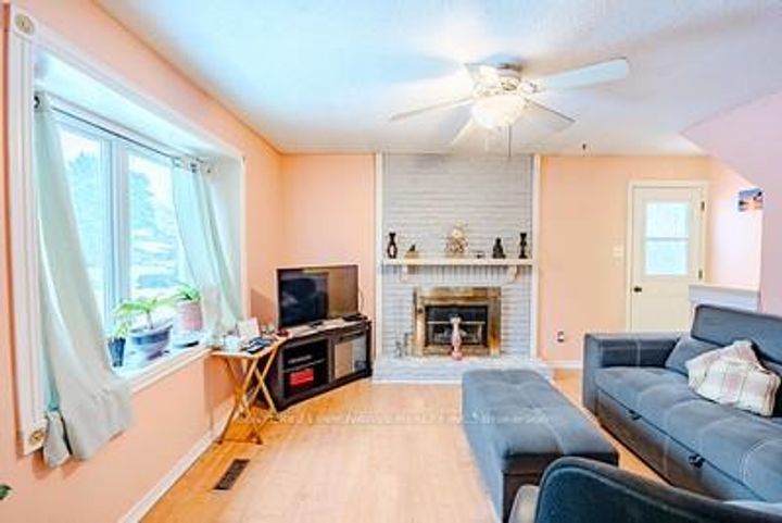 Photo 7 at 70 Somerset Drive, Heart Lake West, Brampton