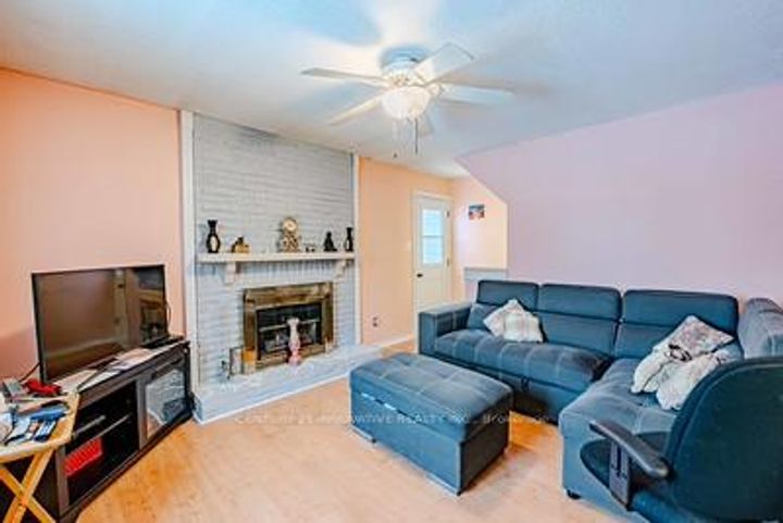 Photo 8 at 70 Somerset Drive, Heart Lake West, Brampton