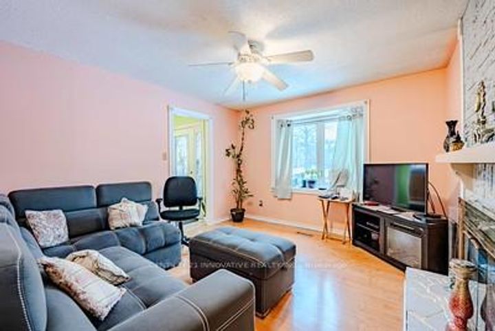 Photo 9 at 70 Somerset Drive, Heart Lake West, Brampton