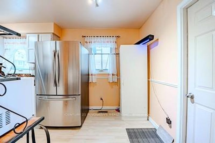 Photo 11 at 70 Somerset Drive, Heart Lake West, Brampton