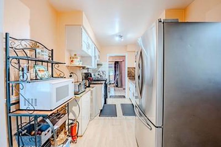 Photo 12 at 70 Somerset Drive, Heart Lake West, Brampton