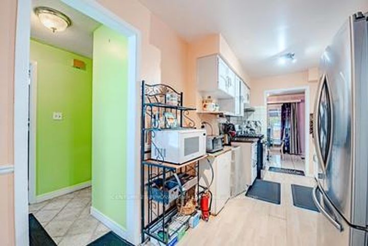 Photo 13 at 70 Somerset Drive, Heart Lake West, Brampton