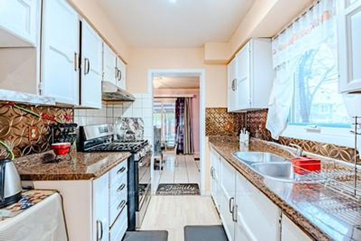 Photo 14 at 70 Somerset Drive, Heart Lake West, Brampton