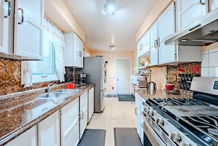 Photo 15 at 70 Somerset Drive, Heart Lake West, Brampton