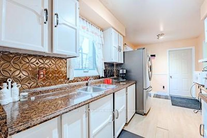 Photo 16 at 70 Somerset Drive, Heart Lake West, Brampton