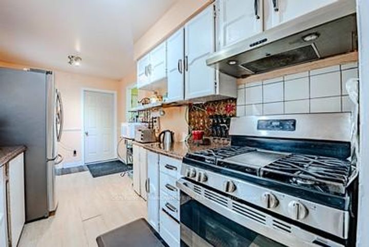 Photo 17 at 70 Somerset Drive, Heart Lake West, Brampton