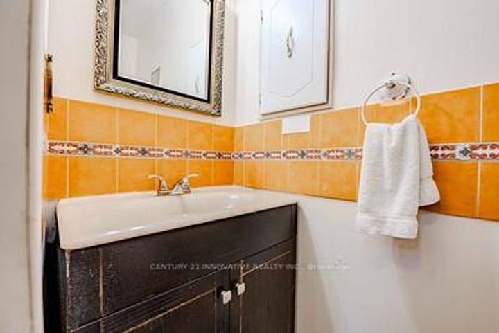 Photo 18 at 70 Somerset Drive, Heart Lake West, Brampton