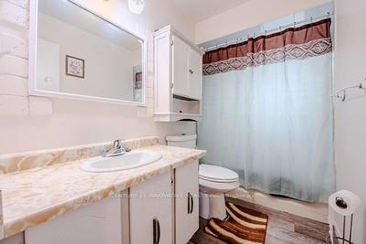 Photo 39 at 70 Somerset Drive, Heart Lake West, Brampton