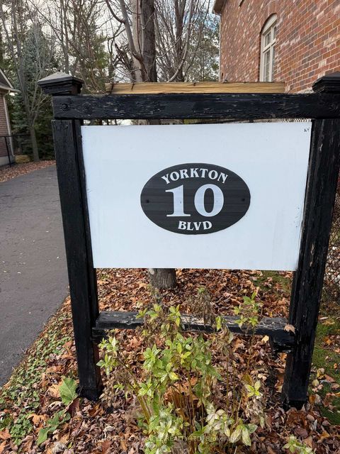 Photo 1 at 10 Yorkton Boulevard, Angus Glen, Markham