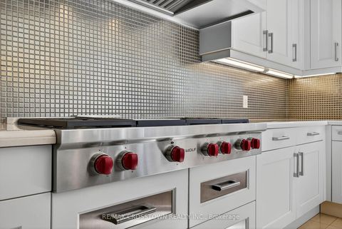 Photo 11 at 10 Annsleywood Court, Kleinburg, Vaughan