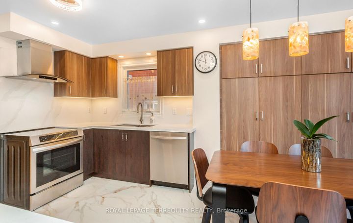 Photo 11 at 5596 Haddon Hall Road, Central Erin Mills, Mississauga