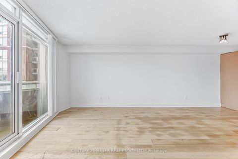 Photo 12 at 318 - 550 Queens Quay, Waterfront Communities C1, Toronto