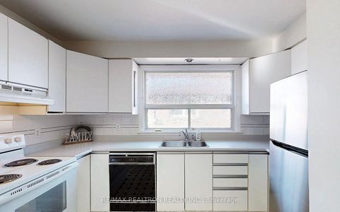 Photo 13 at 331 Boisdale Avenue, Harding, Richmond Hill