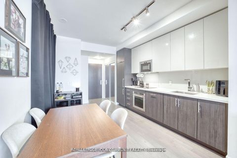 Photo 10 at 1711 - 330 Richmond Street W, Waterfront Communities C1, Toronto