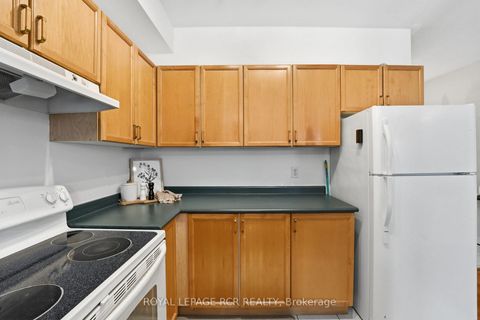 Photo 15 at 122 Downey Circle, Bayview Wellington, Aurora