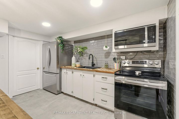 Photo 35 at 82 Maple Drive, Stoney Creek, Hamilton