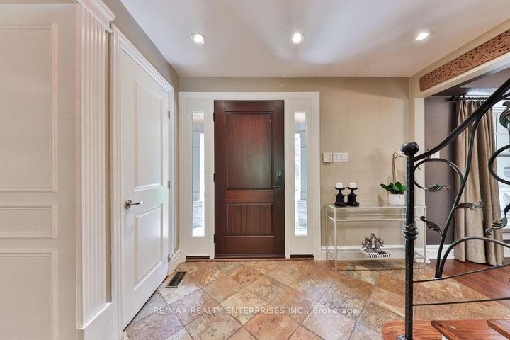 Photo 5 at 1293 Greenoaks Drive, Lorne Park, Mississauga