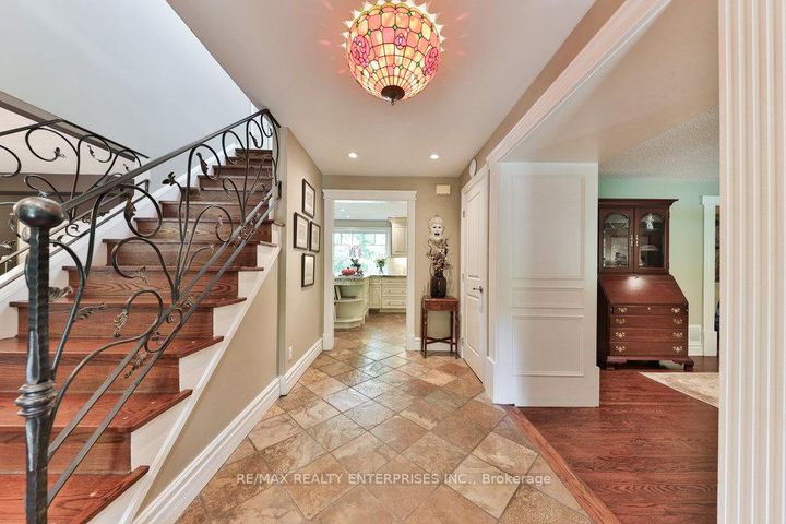 Photo 6 at 1293 Greenoaks Drive, Lorne Park, Mississauga