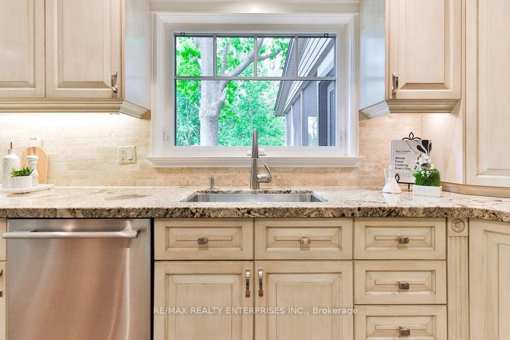 Photo 11 at 1293 Greenoaks Drive, Lorne Park, Mississauga