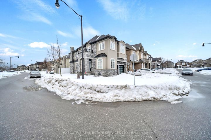 Photo 3 at 13 Masken Circle, Northwest Brampton, Brampton