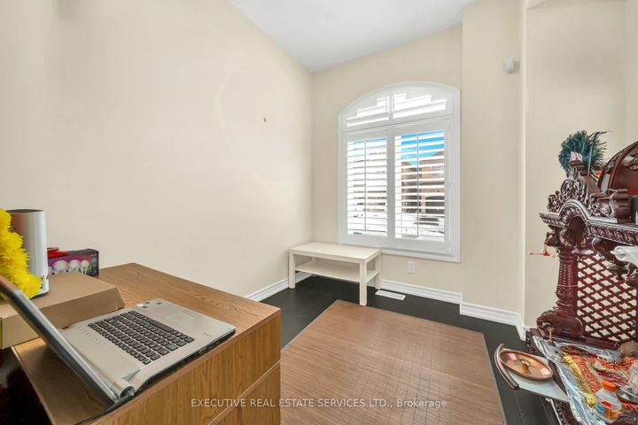 Photo 6 at 13 Masken Circle, Northwest Brampton, Brampton