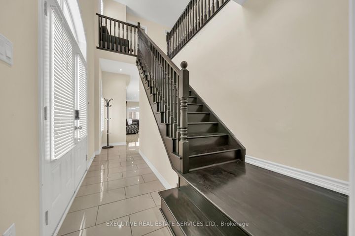 Photo 7 at 13 Masken Circle, Northwest Brampton, Brampton