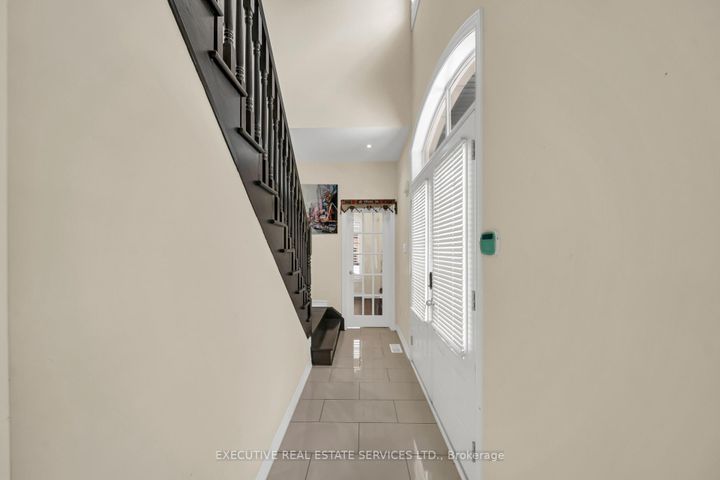 Photo 8 at 13 Masken Circle, Northwest Brampton, Brampton