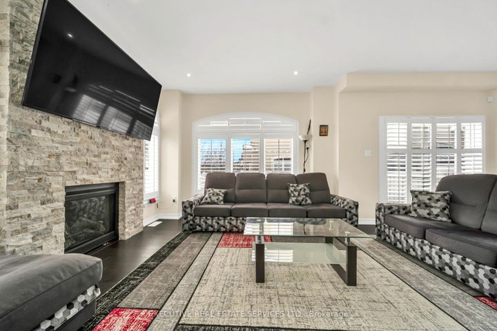 Photo 11 at 13 Masken Circle, Northwest Brampton, Brampton