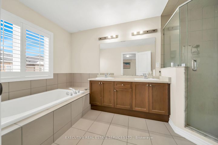 Photo 31 at 13 Masken Circle, Northwest Brampton, Brampton