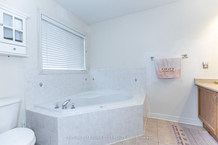 Photo 31 at 20 Bucksaw Drive, Vellore Village, Vaughan
