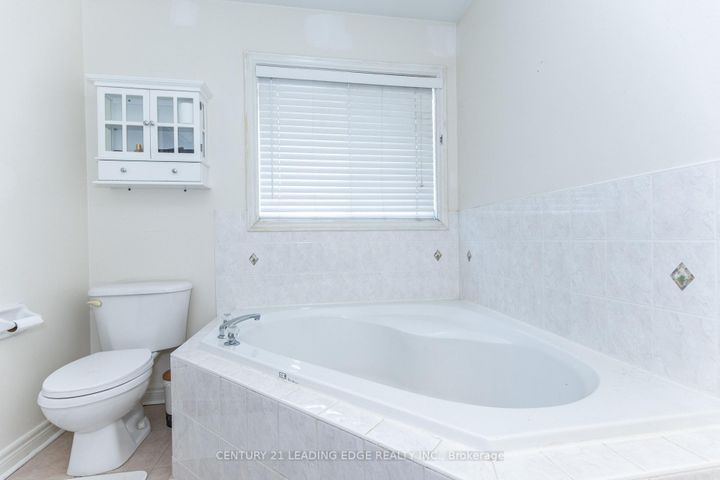 Photo 32 at 20 Bucksaw Drive, Vellore Village, Vaughan