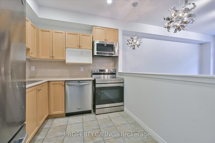 Photo 7 at 46 - 1051 On Bogart Circle, College Manor, Newmarket